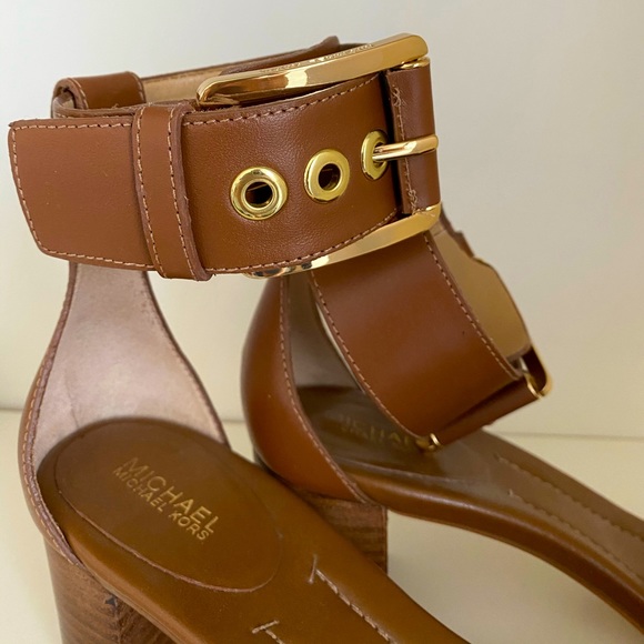 Gorgeous MK Michael Kors heeled sandals in tan - Picture 2 of 10